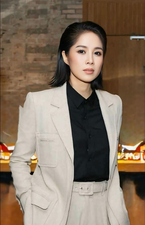 Lê Phương cho biết thêm, khán giả đã quen thuộc với hình ảnh gái quê nên cô cần xây dựng hình tượng mới. Nữ diễn viên để tóc ngắn khi quay phim Cô đừng hòng thoát khỏi tôi. Ảnh: FB Lê Phương.
