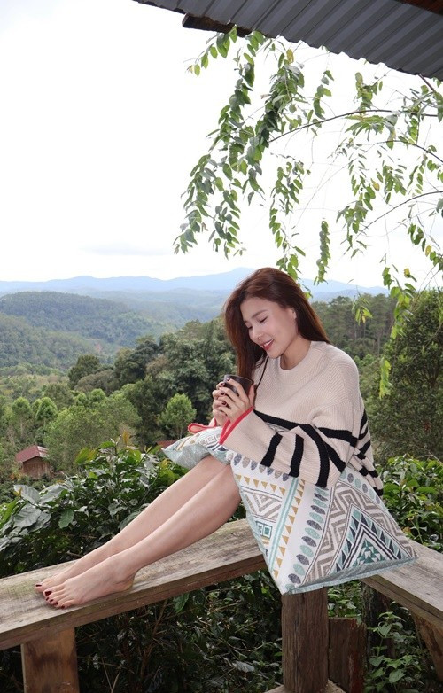 Lương Thế Thành làm phó nháy cho Thúy Diễm khi đi du lịch. Ảnh: FB Thúy Diễm.