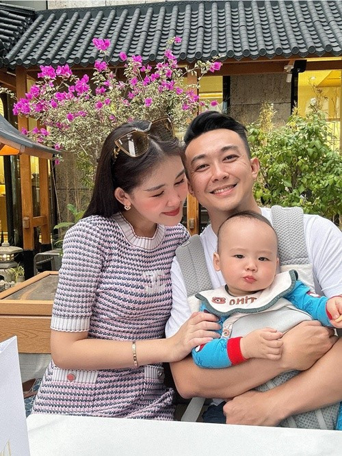 Hôn nhân của Ngân Anh luôn ngập tràn tiếng cười, đặc biệt sau khi nàng hậu và chồng có con chung. Ảnh: FB Phan Tô Ny.