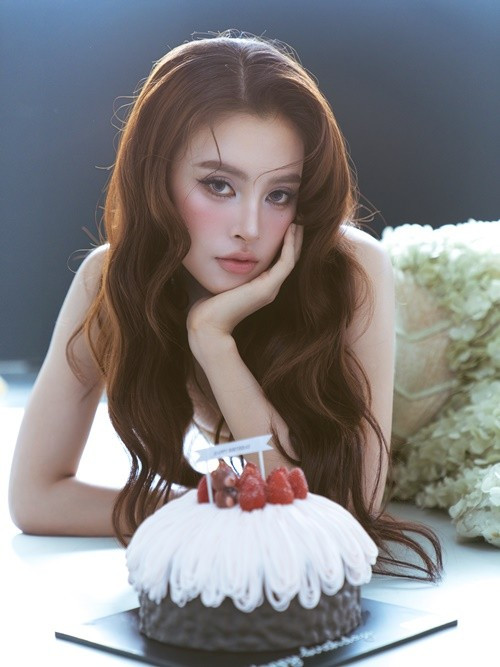 Sở hữu nhan sắc rạng rỡ cùng thần thái cuốn hút, Tiểu Vy trở thành “nàng thơ” của nhiều nhà thiết kế và gương mặt được các thương hiệu lựa chọn đồng hành. Ảnh: Sen Vàng.