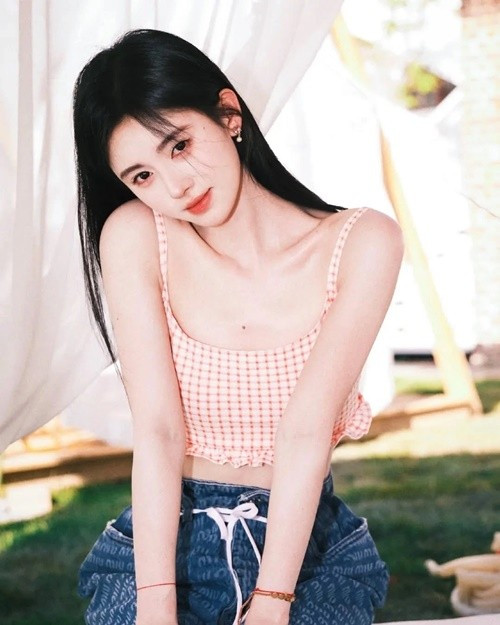Cúc Tịnh Y sở hữu vẻ đẹp ngọt ngào, trong trẻo. Ảnh: Weibo Cúc Tịnh Y.