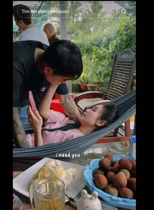Bảo Ngọc và Đạt G công khai hẹn hò vào tháng 5/2021. Tháng 12/2021, cặp đôi tạm thời rời xa nhau để tập trung vào công việc riêng. Quản lý của Đạt G chia sẻ trên Vietnamnet: "Đạt G có chia sẻ với tôi rằng, thời gian qua Bảo Ngọc cũng bị công kích nhiều quá. Vì muốn bảo vệ cho Bảo Ngọc tránh bị tổn thương, đặc biệt cô lại có con nhỏ nữa nên sợ ảnh hưởng tới những đứa trẻ. Do vậy cả hai tạm thời rời xa nhau. Phần nữa chúng tôi cũng đang muốn tập trung cho công việc riêng nên rời xa nhau là lựa chọn tốt nhất lúc này". Ảnh: TikTok Bảo Ngọc.