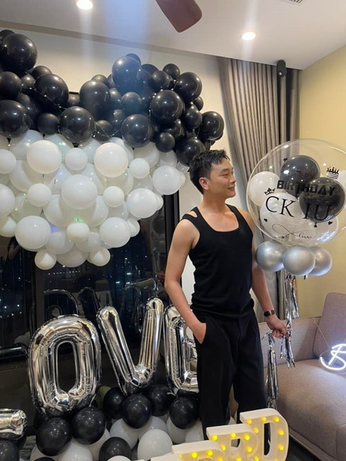 Sau 4 tháng tổ chức lễ ăn hỏi, Trọng Lân khoe vợ mang bầu con đầu lòng. Anh nhắn nhủ Huyền Trang: "Từ hôm nay, không chỉ yêu em mà còn yêu cả một thế giới nhỏ đang lớn dần trong em. Cảm ơn em vì đã mang cho anh món quà tuyệt vời nhất đời. Mỗi cái đạp nhẹ của con là một lần trái tim anh rung rinh”. Ảnh: FB Trọng Lân.