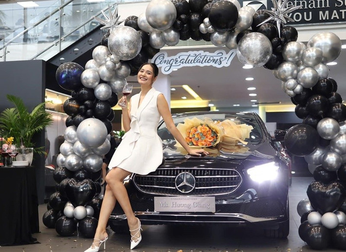 Hương Giang kết hôn năm 2010. Sau khi lập gia đình, cô vẫn hoạt động trong showbiz. Hiện tại, gia đình người đẹp sống trong căn hộ cao cấp ở TP HCM. Năm 2024, Hương Giang tậu xe hơi sang trọng. Ảnh: FB Hương Giang.