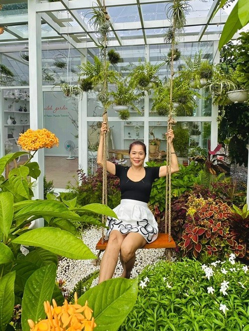 Dù bận đến mấy, nữ ca sĩ vẫn đến khu vườn rộng 10.000m2 để ngắm hoa, thu hoạch nông sản. Ảnh: FB Mỹ Lệ.