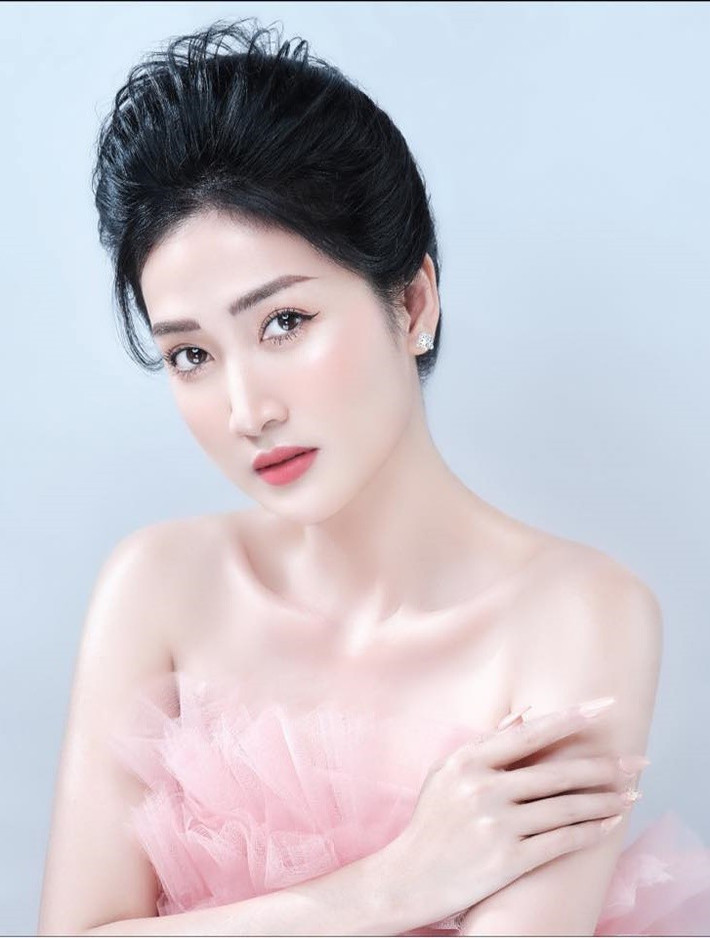 Quỳnh Lam được mệnh danh là ‘mỹ nhân không tuổi’ nhờ gương mặt trẻ trung, vóc dáng thon gọn. Ảnh: FB Quỳnh Lam.