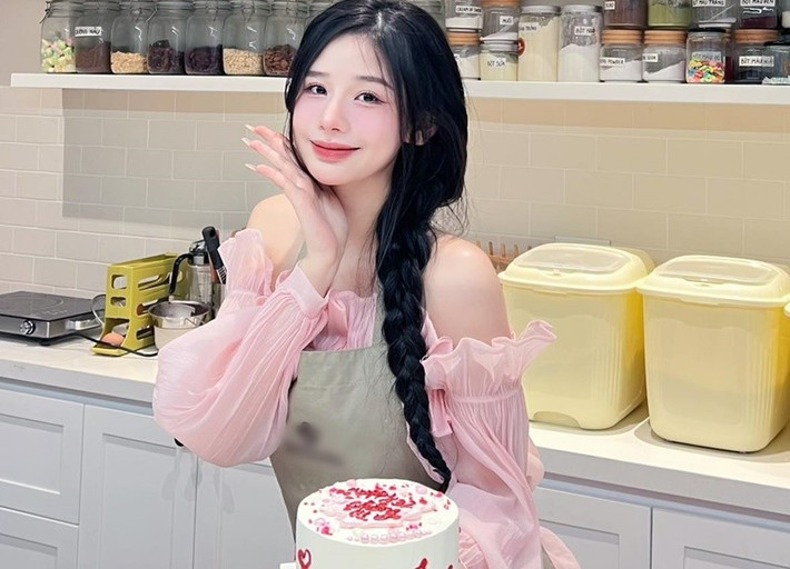 Huyền Trang tự làm bánh kem tặng Trọng Lân dịp sinh nhật. “Một chiếc bánh xấu dễ thương, xấu linh hoạt mà chồng vẫn khen", nữ streamer sinh năm 1999 viết. Ảnh: FB Huyền Trang.