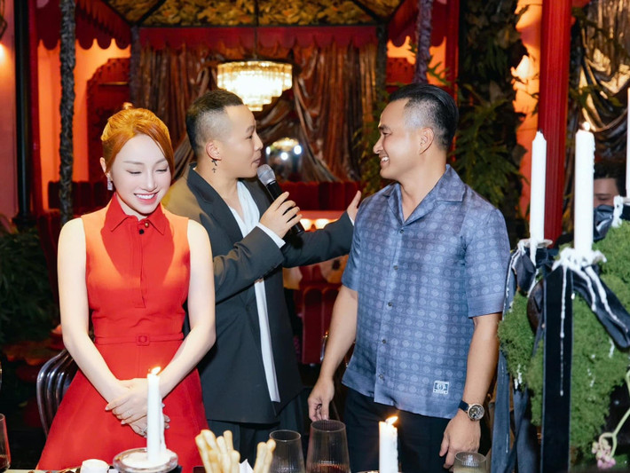 Ông bầu có mối quan hệ thân thiết với vợ chồng Chi Bảo - Lý Thuỳ Chang. Ảnh: FB Khắc Tiệp.