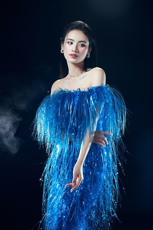 Trong bộ ảnh mừng sinh nhật, Hoa hậu Huỳnh Trần Ý Nhi diện váy áo mang sắc xanh - màu sắc yêu thích của nàng hậu. Ảnh: Sen Vàng.