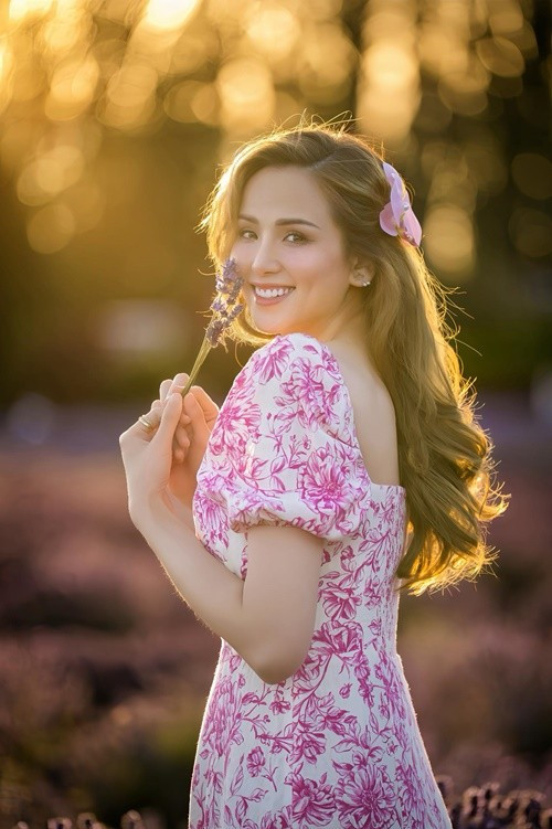 "Hình được bạn ngủ chung giường chụp. Váy được bạn chung giường chở đi mua và lựa cùng 4-5 tiếng", Diễm Hương khoe. Ảnh: FB Diễm Hương.