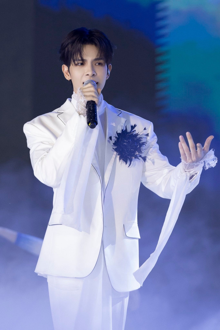 Theo Tiền Phong, việc lựa chọn ra mắt một lyric video, chứ không phải MV tiền tỷ như trước kia của Denis Đặng thể hiện hướng đi và mục tiêu của anh trong thời gian sắp tới. Trong dự án này, anh muốn tiếp cận khán giả từ khía cạnh âm nhạc thuần túy đầy cảm xúc. Ảnh: FB Denis Đặng.