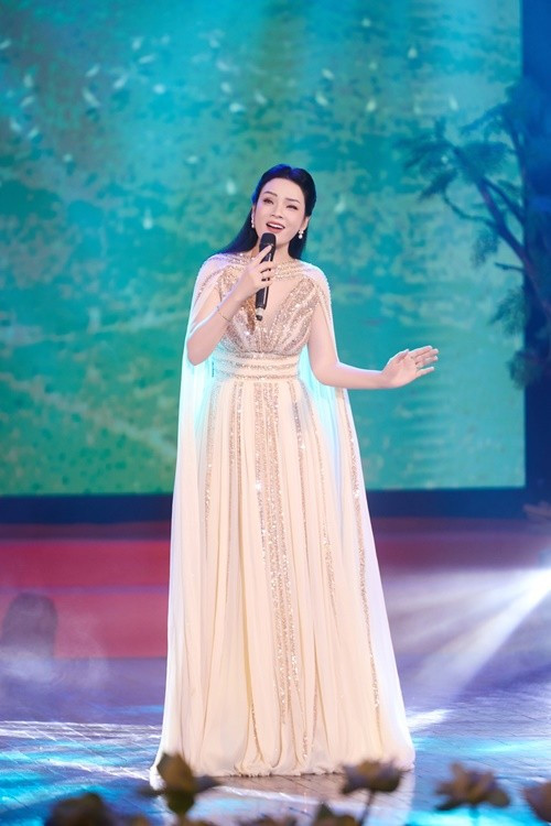 Theo Nhân Dân, Tân Nhàn giành giải nhất Sao Mai nhạc dân gian năm 2005. Ảnh: FB Tân Nhàn.