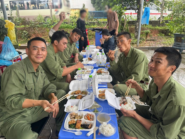 Hứa Vĩ Văn đăng tải hình ảnh bữa cơm trong những ngày quay phim Mưa đỏ. Ảnh: FB Hứa Vĩ Văn.