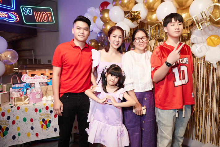 Mẹ chồng của Lê Phương tươi tắn, dự tiệc sinh nhật.