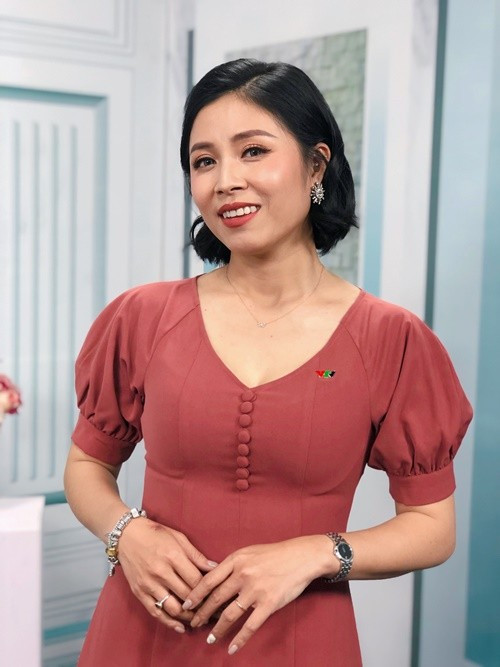 Mới đây, BTV, MC Hoàng Linh bị phạt hành chính 107,5 triệu đồng do có sai phạm trong hoạt động quảng cáo sản phẩm dinh dưỡng Hiup 27. Ngoài ra, cô còn bị buộc tháo gỡ, xóa quảng cáo và buộc cải chính thông tin. Ảnh: FB Hoàng Linh.