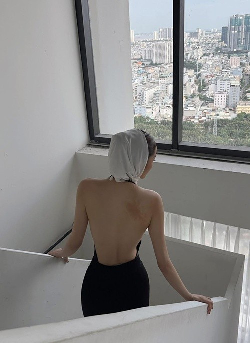 Không ít lần Kỳ Duyên mặc táo bạo khoe eo rắn nước. Ảnh: FB Kỳ Duyên.