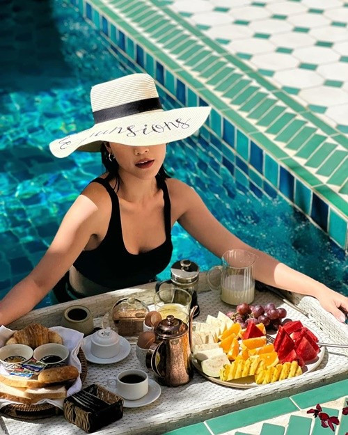 Nữ MC cho biết, cô may mắn khi có bố mẹ giúp đỡ việc chăm con. Ảnh: FB Hoàng Oanh.