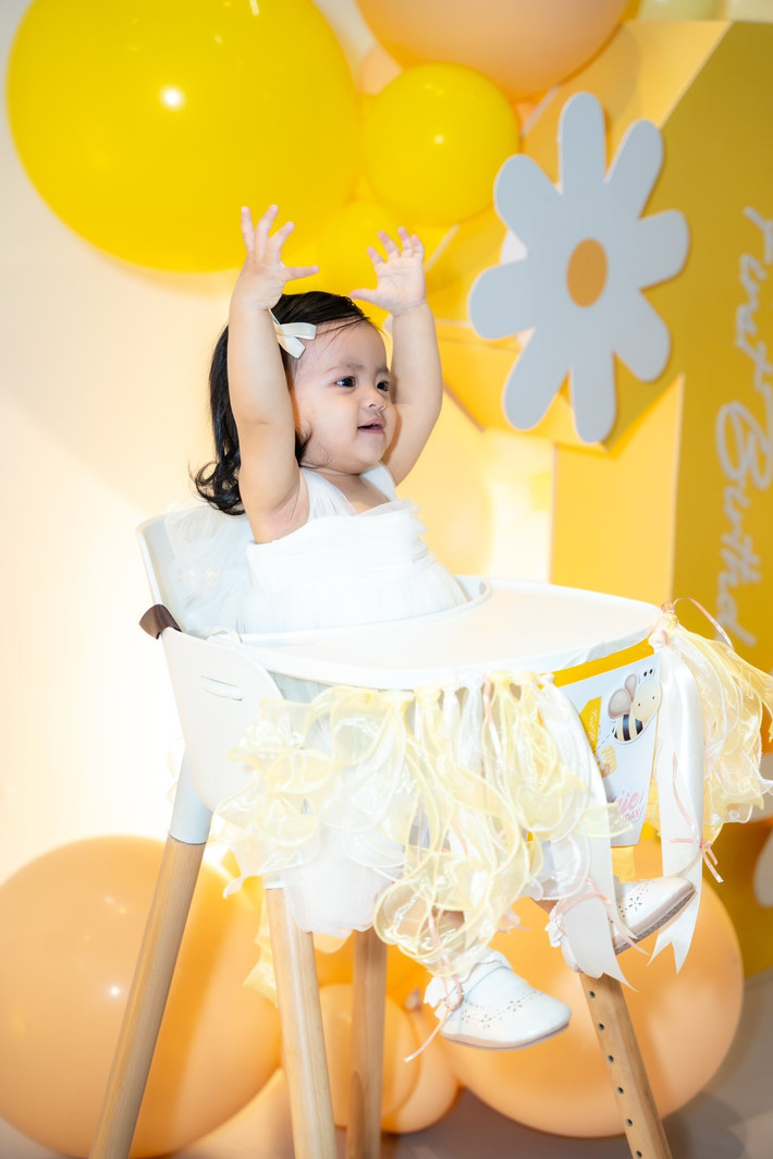 Bé Hannie mặc váy trắng, đi giày búp bê. Ảnh: FB Winnie Hannie.