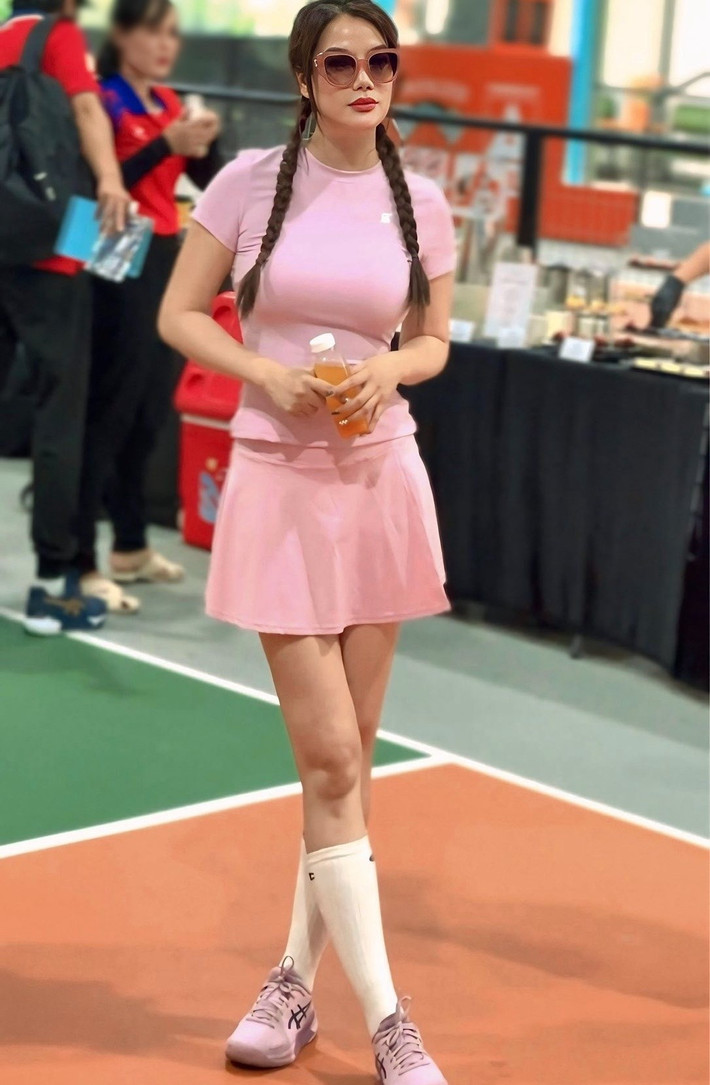 Nữ diễn viên trẻ trung, năng động khi tập luyện pickleball.