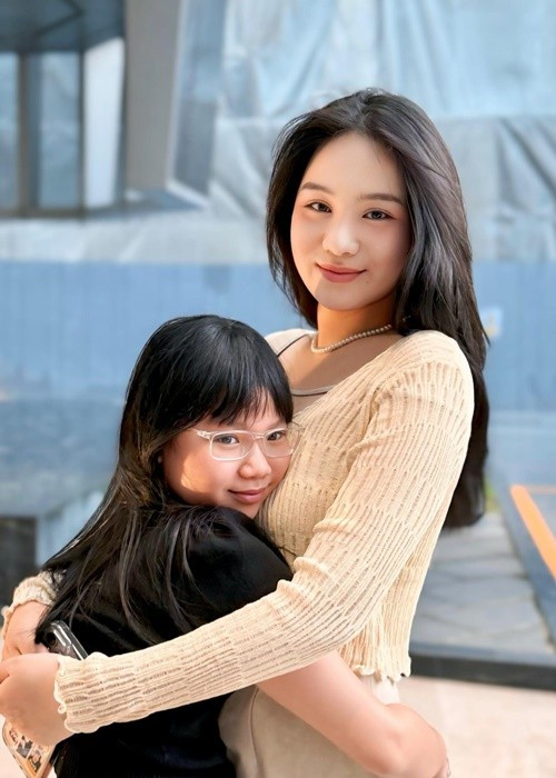 Khánh Ngân sở hữu nhan sắc xinh đẹp, đam mê kinh doanh. Hiện tại, Khánh Ngân theo học ngành quản lý hàng không tại trường đại học RMIT. Ảnh: FB Trịnh Kim Chi.