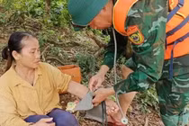 Vượt dòng lũ xiết, luồn trong rừng sâu giải cứu người phụ nữ bị mắc kẹt