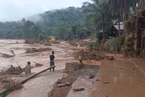 Người dân lặng nhìn tài sản bị cuốn trôi.