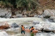 Nước lớn ở thượng nguồn đột ngột đổ về, 5 em nhỏ tắm sông bị cuốn trôi