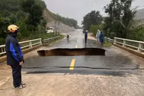  Lũ đầu nguồn đổ về khiến nhiều xã ở Đã Nẵng bị sụt lún nghiêm trọng