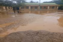 Lũ quét bất ngờ tràn về xã nằm trong lòng hồ thủy điện Bản Vẽ