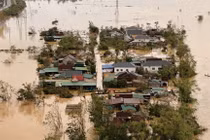 Nước ngập ngang mái nhà ở Nghệ An sau cơn bão số 10 "lịch sử"