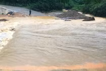 Mưa lớn kéo dài khiến hàng trăm hộ dân xã miền núi Nghệ An bị cô lập 