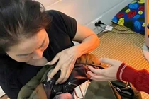 Bé trai sơ sinh còn nguyên dây rốn bị bỏ rơi cạnh bờ mương ở Nghệ An