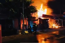 Cháy lớn ở chợ Xuân Thới Sơn, nhiều kiot bị thiêu rụi