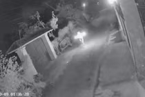 Truy tìm đối tượng ném vật nghi 'bom xăng' vào cổng nhà dân rồi bỏ trốn