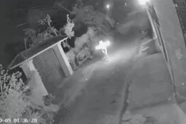 Truy tìm đối tượng ném vật nghi 'bom xăng' vào cổng nhà dân rồi bỏ trốn