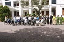 Bắt gần 50 'quái xế' cầm hung khí chuẩn bị hỗn chiến