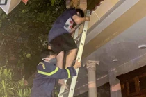 Giải cứu 5 người thoát khỏi ngôi nhà đang cháy trong đêm ở Đà Nẵng