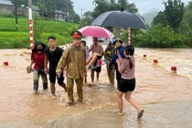 Công an Thanh Hóa vượt mưa lũ hỗ trợ sản phụ kịp thời tới bệnh viện cấp cứu