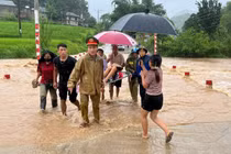 Công an Thanh Hóa vượt mưa lũ hỗ trợ sản phụ kịp thời tới bệnh viện cấp cứu