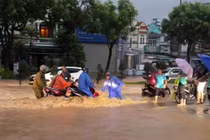 Đà Nẵng mưa trắng trời, nhiều khu vực lại ngập sâu