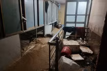 Giải cứu 5 người dân bị mắc kẹt giữa dòng nước lũ ở Nghệ An