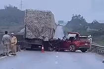 Xe 7 chỗ va chạm với xe tải trên cao tốc Bắc - Nam, tài xế tử vong 