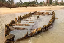 Tàu cổ nổi lên nguyên vẹn ở bãi biển Hội An sau bão số 13