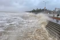 Cập nhật hình ảnh bão số 5 quét trên đất liền Nghệ An