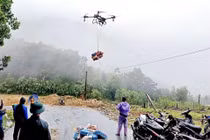 Dùng flycam đưa hơn 7 tấn hàng cứu trợ đến vùng cô lập ở Đà Nẵng