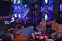 Bắt quả tang nhóm đối tượng mở tiệc ma túy trong quán karaoke