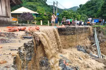 Quốc lộ 16 bị “xé toạc” và tiếp tục sạt lở nghiêm trọng sau mưa lũ
