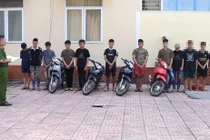 Khởi tố nhóm đối tượng đi xe máy cầm hung khí rượt đuổi nhau 