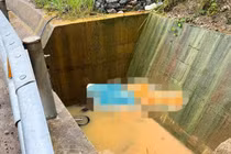 Tá hỏa phát hiện chiếc xe máy cùng thi thể người đàn ông dưới mương nước