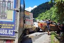 Đoàn xe cứu trợ người dân vùng lũ Nghệ An gặp tai nạn liên hoàn